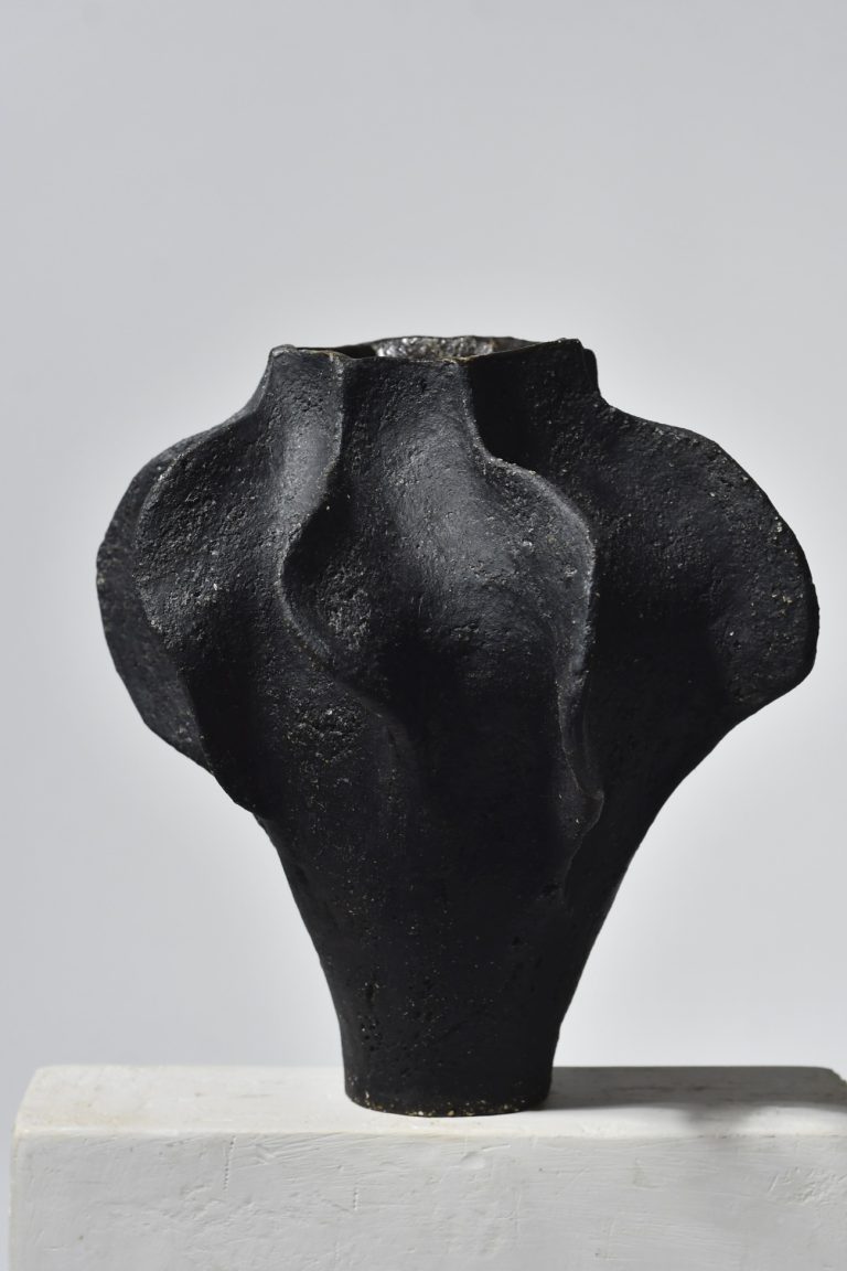 Obszidián — Black Sculptural Vase