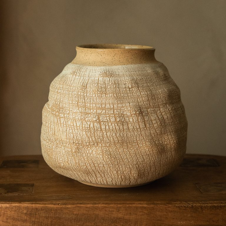 Aszály — Rounded Ceramic Vase with Crackled Texture