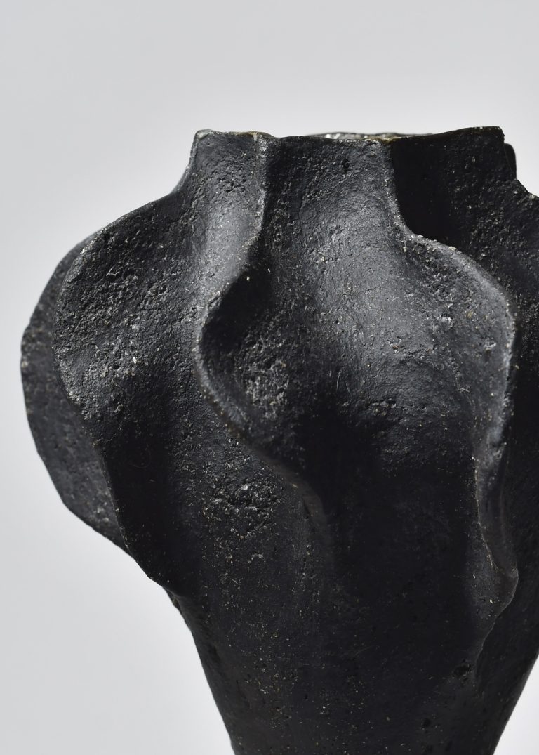 Obszidián — Black Sculptural Vase