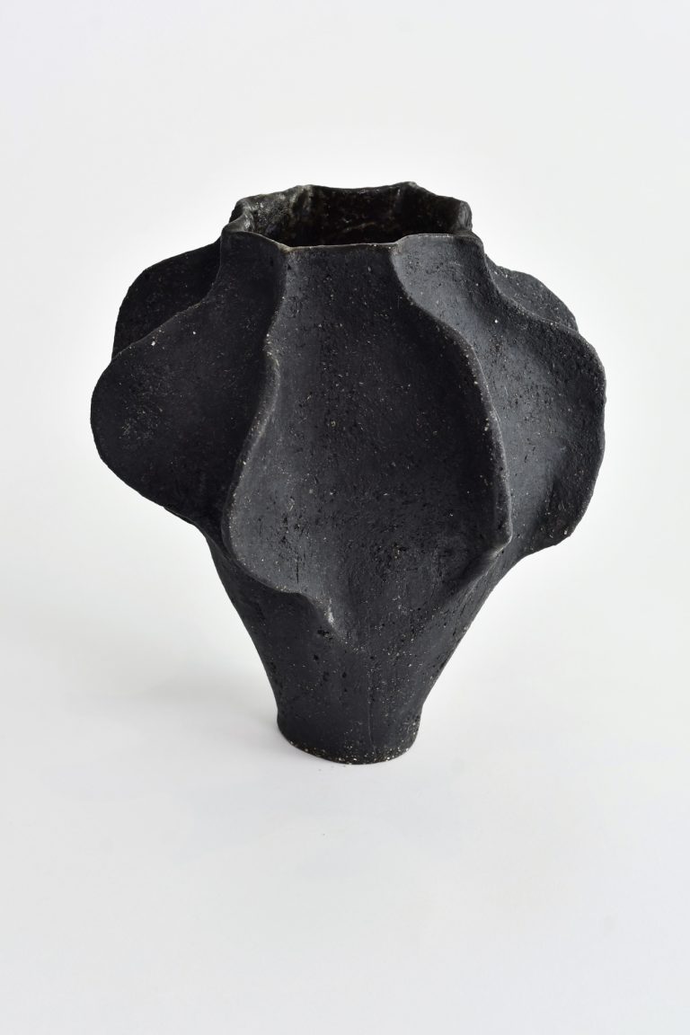 Obszidián — Black Sculptural Vase