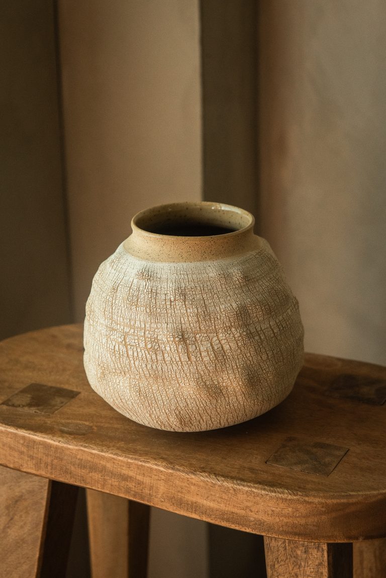 Aszály — Rounded Ceramic Vase with Crackled Texture